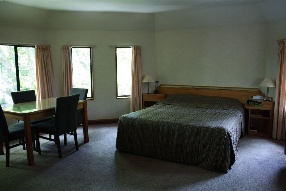 Fitzherbert Castle Motel Палмерстон-Норт Екстер'єр фото